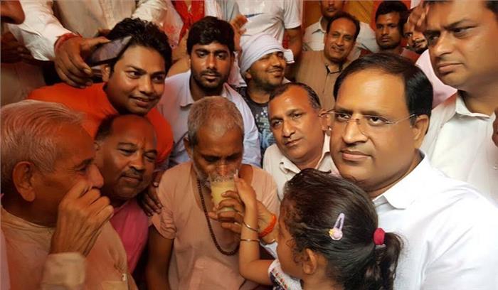 निगम के भ्रष्टाचार के खिलाफ बाबा रामकेवल का अनशन खत्म