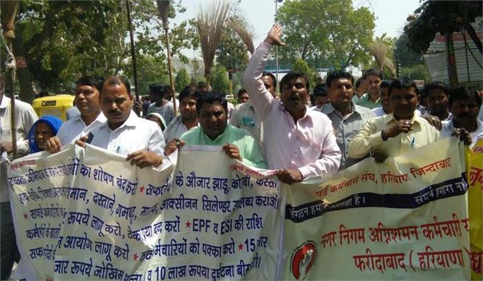 अग्निशमन कर्मचारी व वाहन चालकों की छटनी के खिलाफ निगम कमचारियों ने किया प्रदर्शन