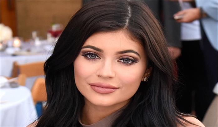 बेटी स्टोर्मी से प्रेरित होगा काइली जेनर का नया कॉस्मेटिक संग्रह