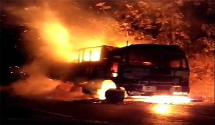 कपास से भरे ट्रक में लगी आग