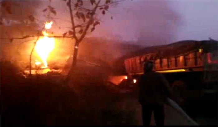 कपास से भरे ट्रक में लगी आग