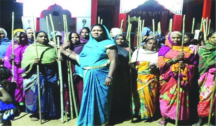 पार्षद दमयंतीन गजेन्द्र ने महिला कमाण्डों को किया लाठी वा टार्च का वितरण 