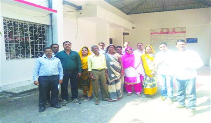 नपा अध्यक्ष को वापस बुलाने कलेक्टर के समक्ष पार्षदों का हस्ताक्षर प्रतिपरीक्षण