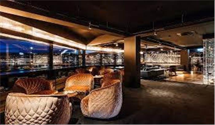 बार पदाधिकारियों ने जिलाधिकारी से मिलकर ज्ञापन सौंपा