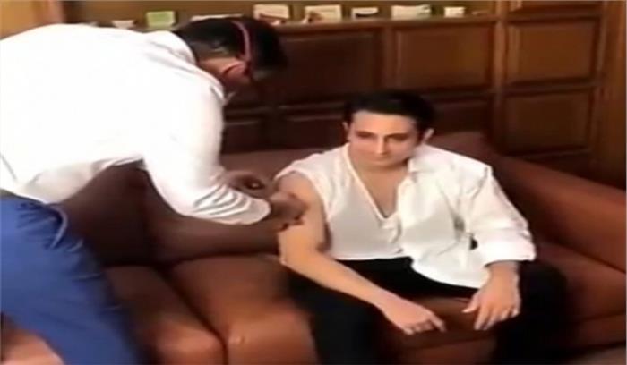 कोविशील्ड निर्माता अदार पूनावाला ने अपनी कंपनी की वैक्सीन लगवाई