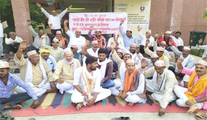 गायों की मौत से गुस्साए ग्रामीणों की डीएम को हटाने की मांग