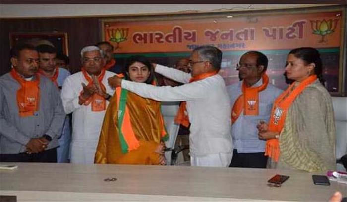 क्रिकेटर रविन्द्र जाडेजा की पत्नी रीवाबा भाजपा में शामिल
