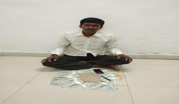 सट्टा पट्टी एवं 12 हजार के साथ आरोपी गिरफ्तार