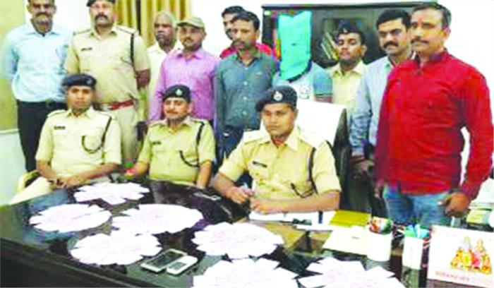 दो लाख के नकली नोटों के साथ एक गिरफ्तार दो लाख के नकली नोटों के साथ एक गिरफ्तार