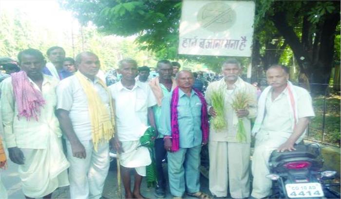 फसल मुआवजा के लिए पूर्व मंत्री के साथ किसानों ने घेरा कलेक्ट्रेट
