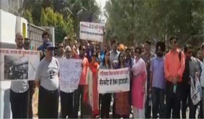 सोसाइटी में शराब की दुकान खुलने का विरोध निकाली रैली, बन्द करने की मांग