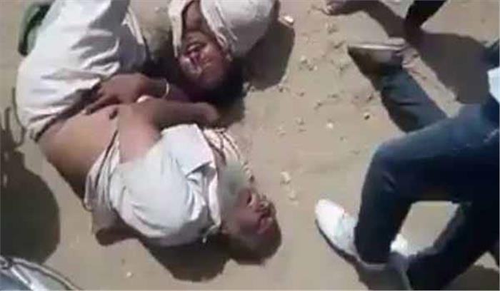 भीड़ ने बुजर्ग समेत तीन को सरेआम बेरहमी से पीटा, ट्विटर पर वायरल हो रहा वीडियो