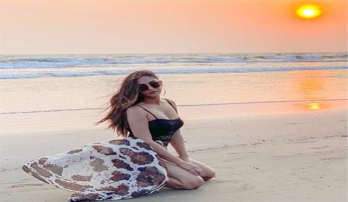 शांत समुद्र की लहरों के किनारे क्रिस्टल डिसूजा ने दिया पोज