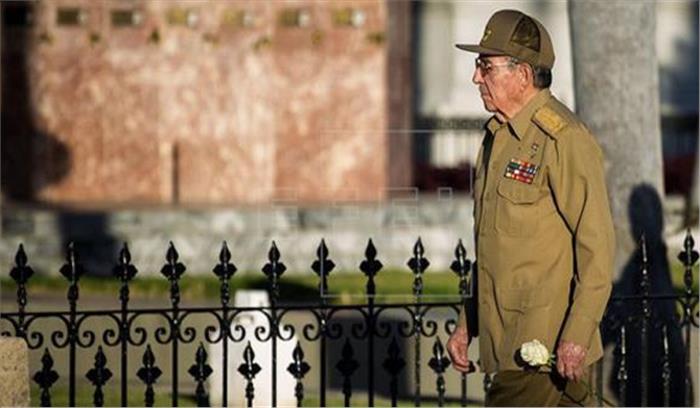 क्यूबा के राष्ट्रपति राउल कास्त्रो ने दी पूर्व राष्ट्रपति और अपने भाई फिदेल कास्त्रो को श्रद्धांजलि क्यूबा के राष्ट्रपति राउल कास्त्रो ने दी पूर्व राष्ट्रपति और अपने भाई फिदेल कास्त्रो को श्रद्धांजलि