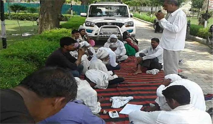 चौकीदारों ने प्रदेश सरकार पर लगाया भेदभाव का आरोप