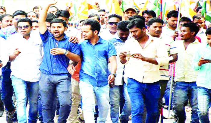 डीएफओ के कार्यों की जांच की मांग,युकां ने घेरा वन दफ्तर