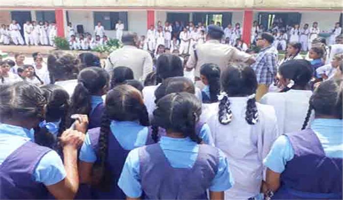 पुलिस ने दिए सायबर अपराध से बचने के व यातायात नियमों के टिप्स