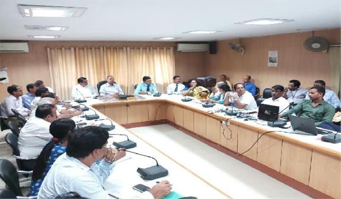 सभी अधिकारी सरकार के कार्यों में गतिशीलता लाने का कार्य करें : जिलाधिकारी