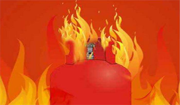 सिलेंडर में लगी आग, चार झुलसे