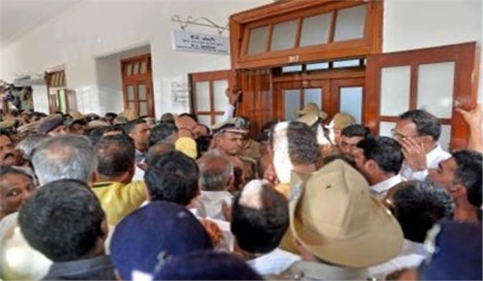 कर्नाटक संकट : बागी विधायकों को मनाने में जुटी कांग्रेस