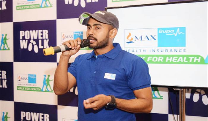 पावर वाकिंग मशीन पर कदम रख पैदा की बिजली