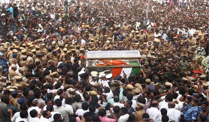 करुणानिधि की अंतिम यात्रा शुरू, मरीना बीच पर होगा अंतिम संस्कार करुणानिधि की अंतिम यात्रा शुरू, मरीना बीच पर होगा अंतिम संस्कार