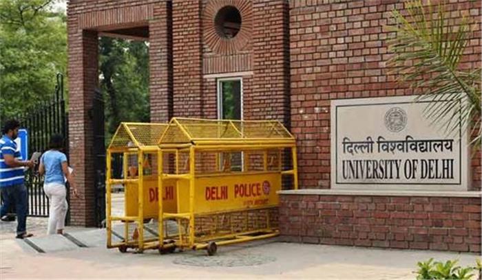 डीयू-जेएनयू में महाराष्ट्र सरकार का फूंका पुतला