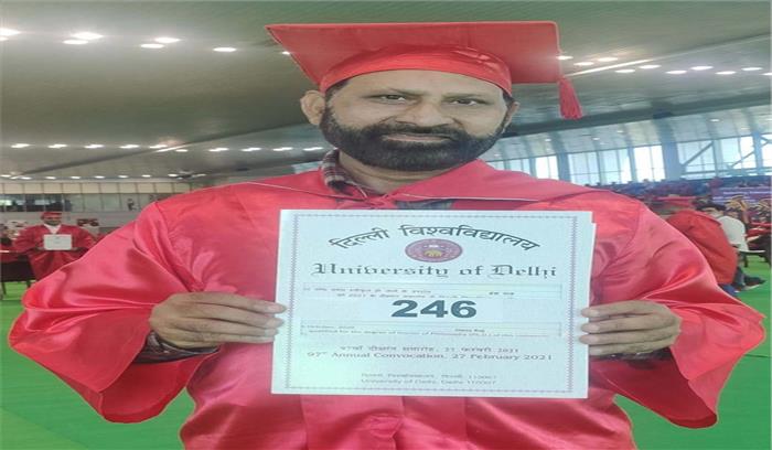 डीयू के शिक्षक ने 59 साल की उम्र में हासिल की पीएचडी की डिग्री