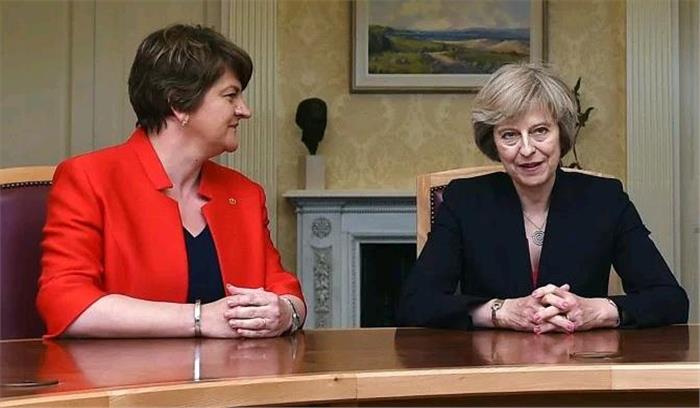 थेरेसा मे डेमोक्रेटिक यूनियनिस्ट पार्टी के सहयोग से सरकार का गठन करेंगी 