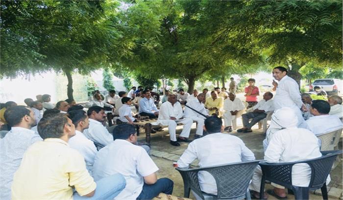 चौपाल में लोगों की समस्याओं का दादरी विधायक ने किया निस्तारण चौपाल में लोगों की समस्याओं का दादरी विधायक ने किया निस्तारण