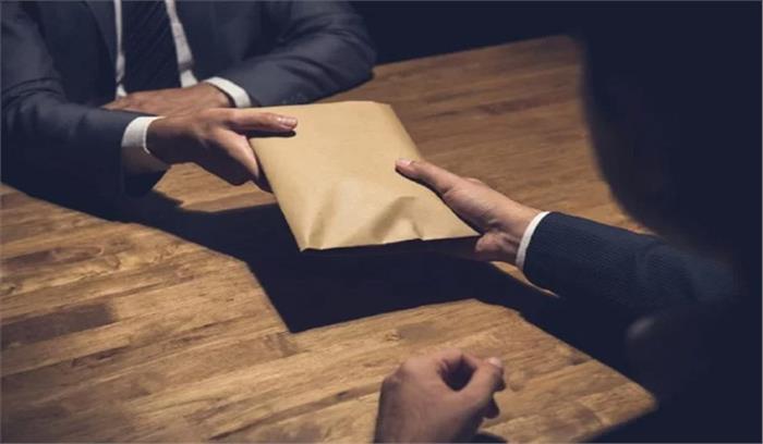 गुजरात: प्रशासनिक अधिकारी रिश्वत लेते गिरफ्तार