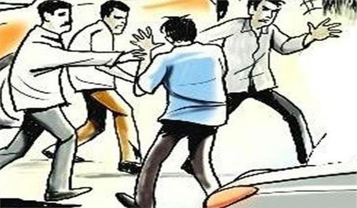 प्रधान आरक्षक ने की पत्रकार से मारपीट