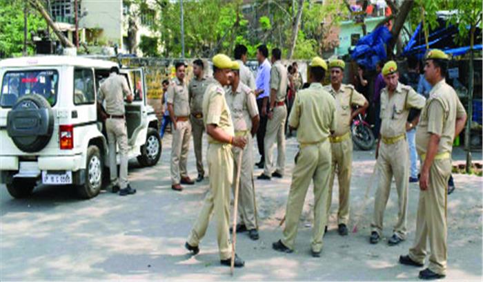 सुरक्षा का एहसास दिलाने के लिए पुलिस ने निकाला फ्लैग मार्च