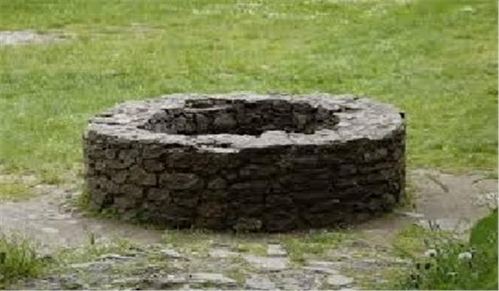 दलित महिला 15 सालों से अपनी बेटी के साथ कुएं को आशियाना बनाकर रह रही