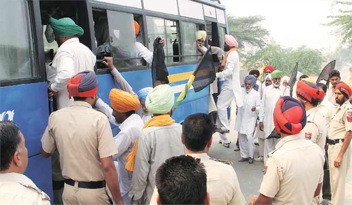 पंजाब के शिक्षा मंत्री दलजीत सिंह का राजभवन के बाहर धरना