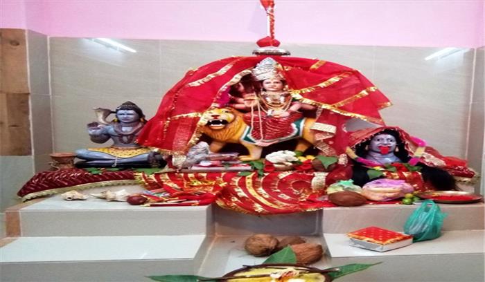 मंदिरों के साथ दुर्गा पंडालों में माता के विशेष श्रृंगार