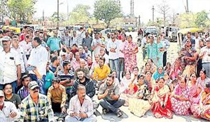 मध्यप्रदेश : महिमा की मौत पर परिजनों ने शव को रखकर प्रदर्शन किया मध्यप्रदेश : महिमा की मौत पर परिजनों ने शव को रखकर प्रदर्शन किया