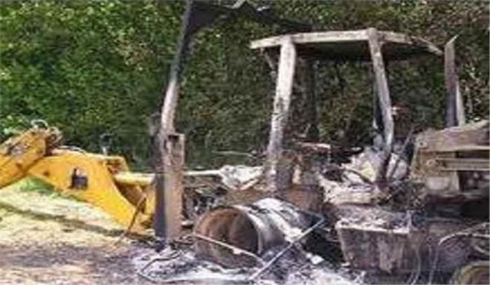 नक्सलियों ने जेसीबी मशीन में आग लगाई