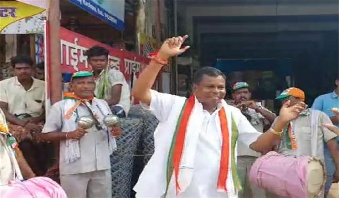 चुनाव प्रचार के लिए मंत्री ने किया डांस