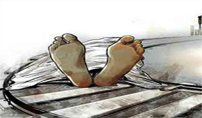 ट्रेन के आगे कूदी महिला की कटकर मौत, बच्चा सुरक्षित
