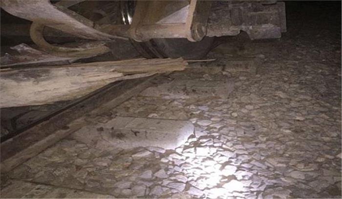 पटना-कोटा एक्सप्रेस का इंजन पेड़ से टकराया पटना-कोटा एक्सप्रेस का इंजन पेड़ से टकराया