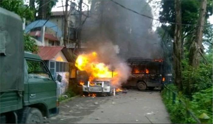 दार्जिलिंग : प्रदर्शनकारियों की आगजनी के बाद  तनाव