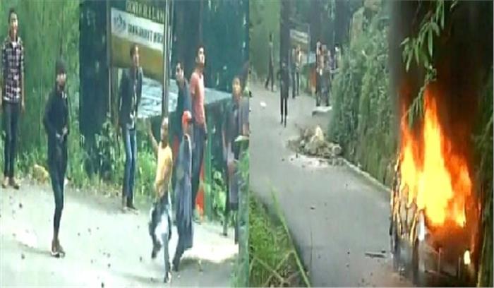 दार्जिलिंग : जेजीएम कार्यकर्ताओं ने कार को किया आग के हवाले