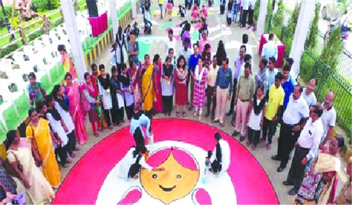 बेटियों के नाम सड़क पर लाखों की पेंटिंग