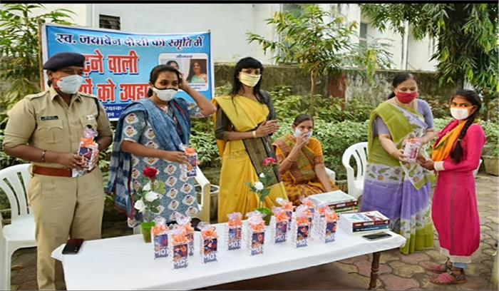 पढऩे वाली बेटियों को उपहार, अमेरिका से मिला स्मार्ट फोन, शैक्षणिक सामग्री