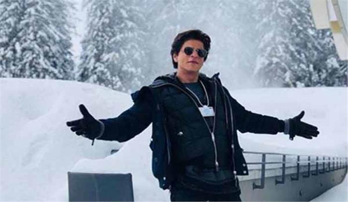 दावोस में शाहरुख खान सिग्नेचर पोज में नजर आए