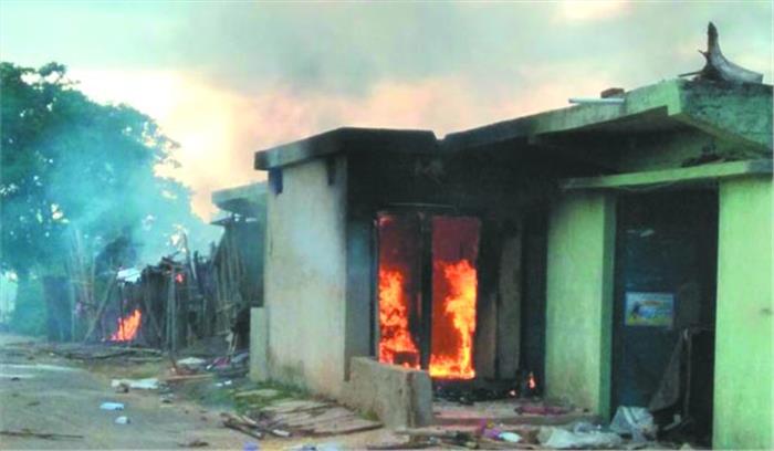 मृत मवेशी मिलने पर भीड़ ने युवक को पीटा, घर में लगाई आग