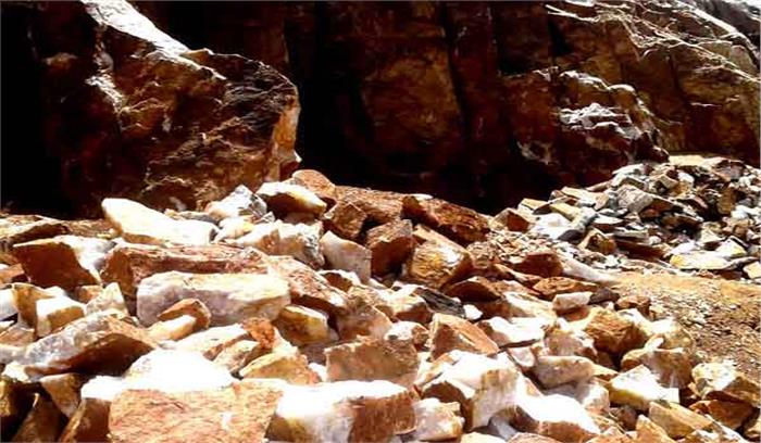 उत्तर प्रदेश : पहाड़ से गिरने के कारण एक मजदूर की मौत