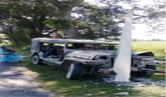 खंभे से टकराई जीप, चार लोगों की मौत