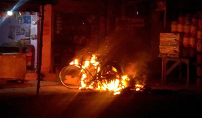 बलिया में अचानक आग लगने से एक की मौत, दो झुलसे